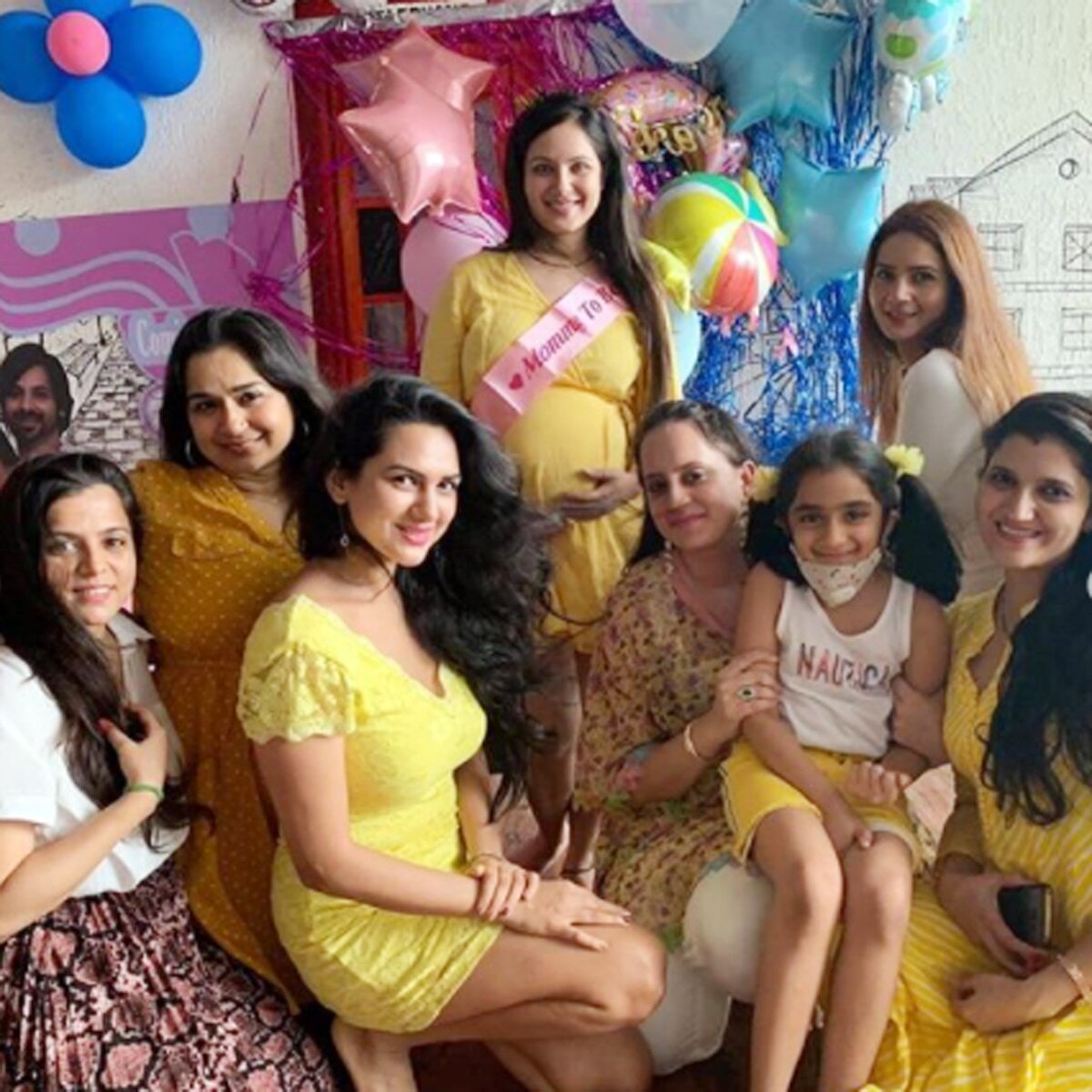 पूजा अपनी दोस्तों के साथ