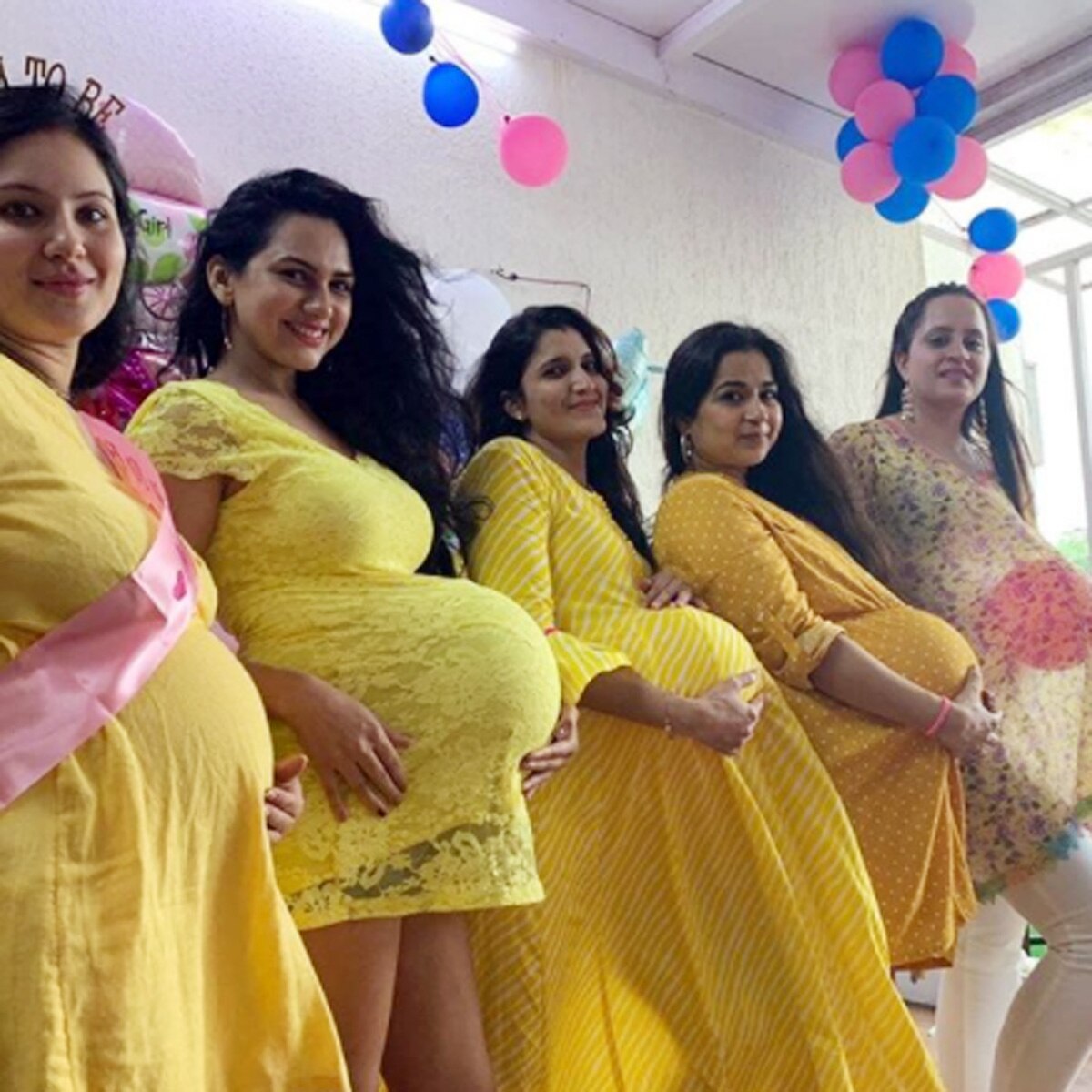 पूजा अपनी दोस्तों के साथ