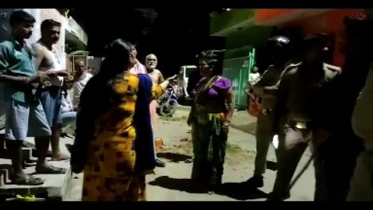 लड़की ने प्रेमी के घर जाकर किया हाइवोल्टेज ड्रामा (फोटो आजतक)