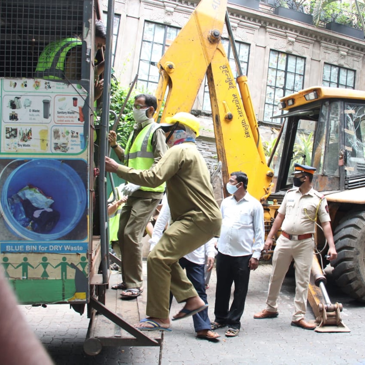 कंगना के दफ्तर पर तोड़फोड़ करने पहुंचे बीएमसी के कर्मचारी