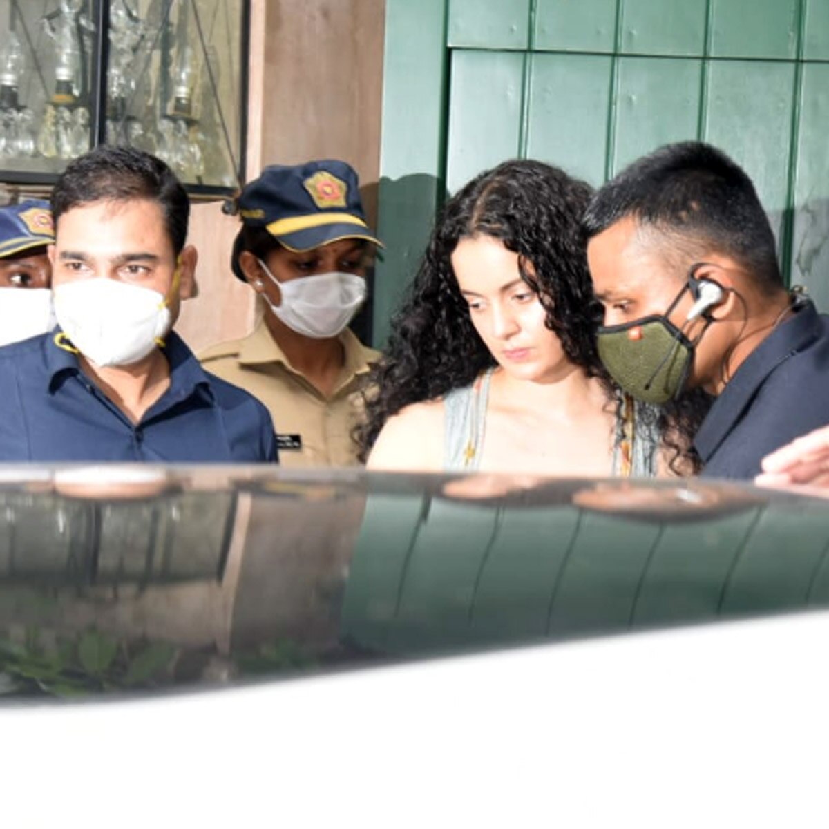 अपने टूट चुके दफ्तर का मुआयना करने पहुंचीं कंगना रनौत