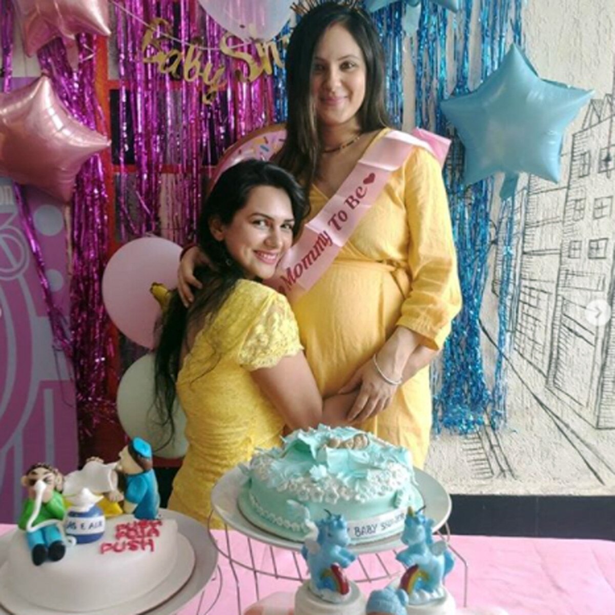 पूजा अपनी दोस्त के साथ