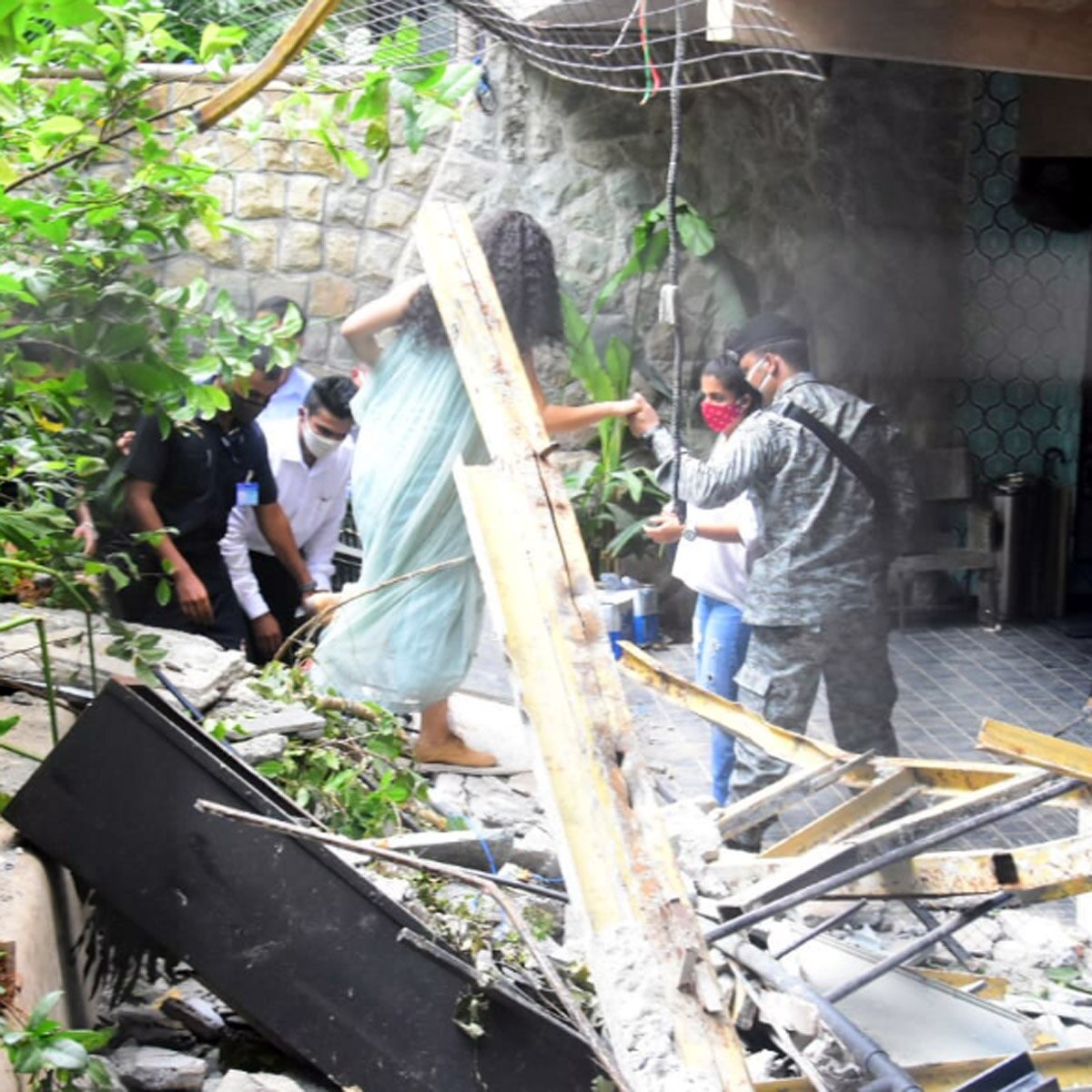 अपने टूट चुके दफ्तर का मुआयना करने पहुंचीं कंगना रनौत