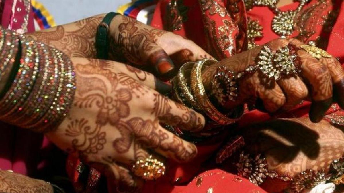 मारपीट करता था पति तो छोड़कर मायके चली आई युवती, अपनी सहेली से कर ली शादी.