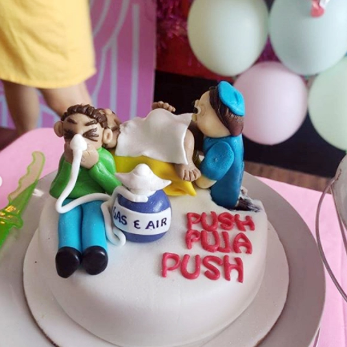 पूजा के बेबी शावर का केक