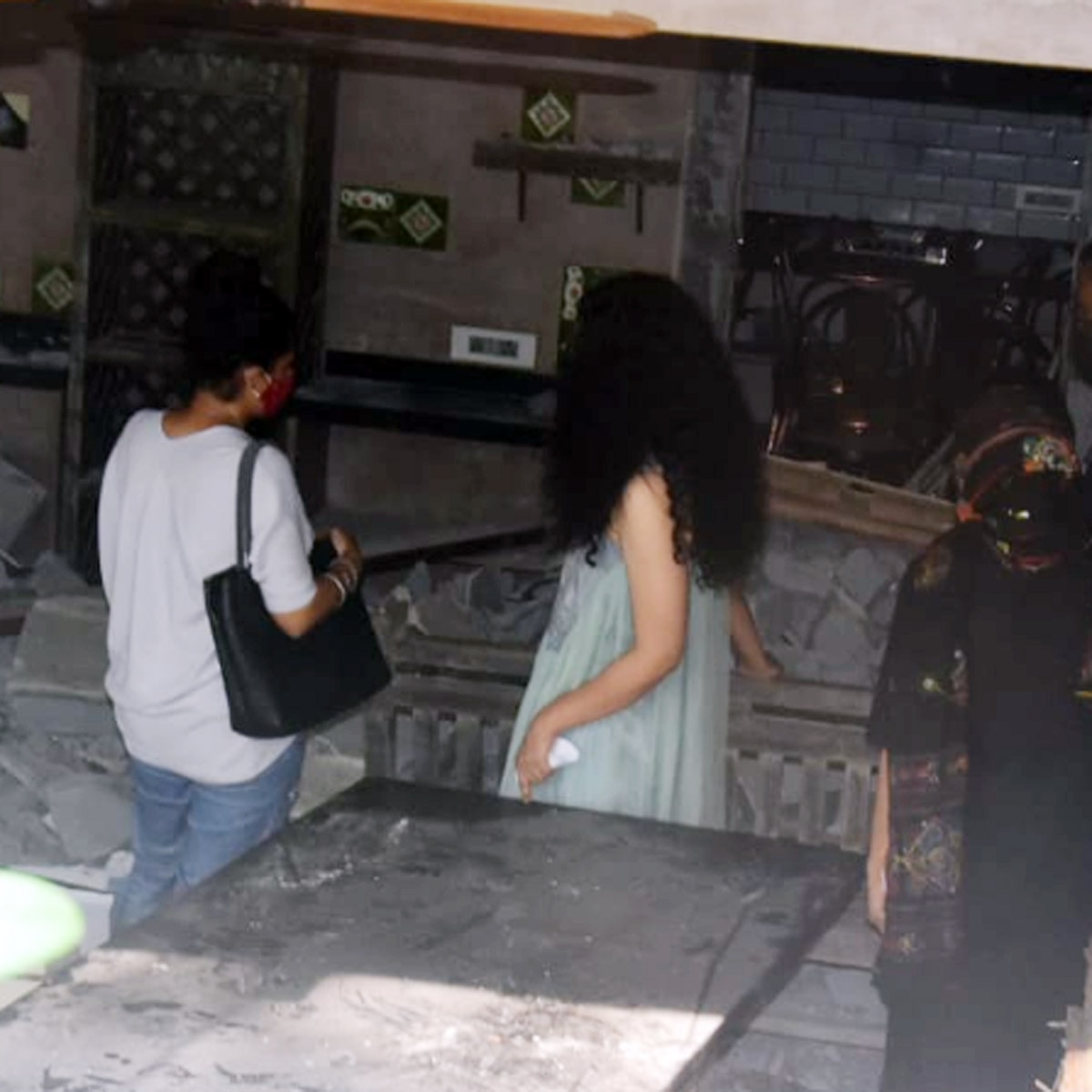 अपने टूट चुके दफ्तर का मुआयना करने पहुंचीं कंगना रनौत