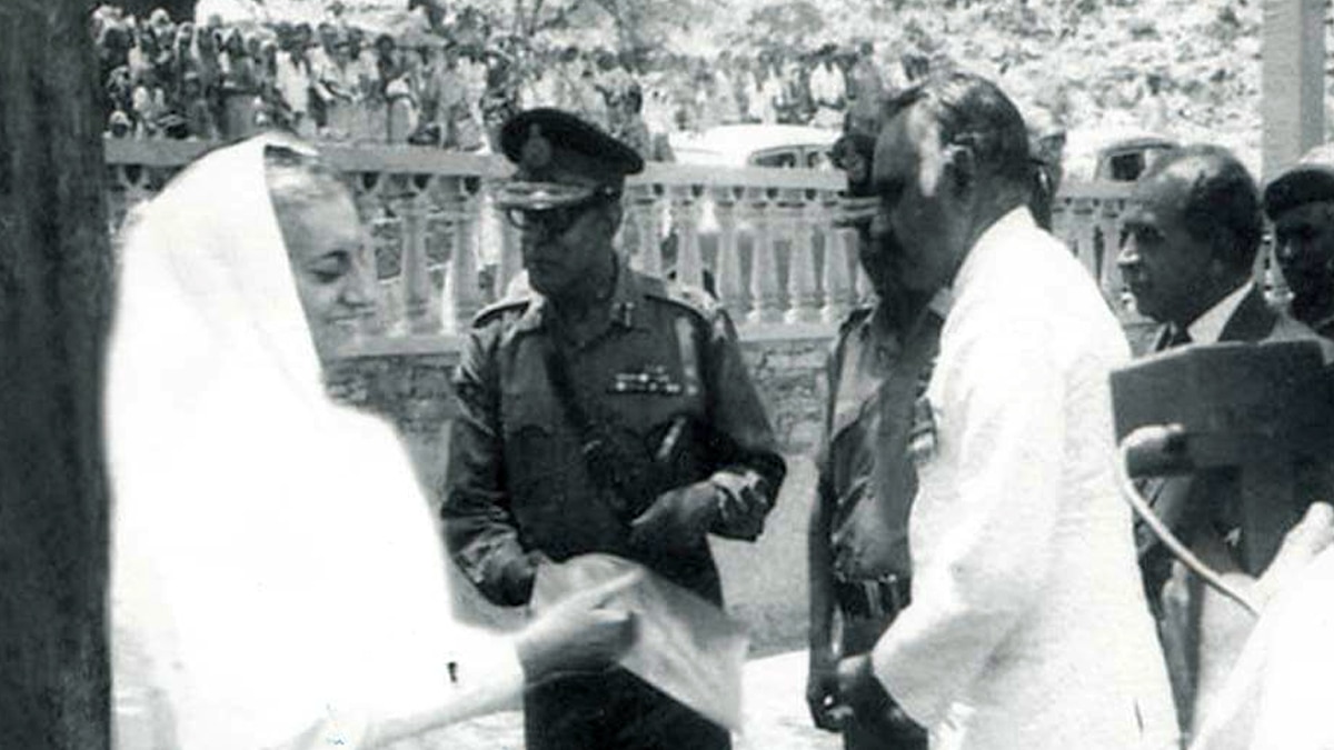 पूर्व पीएम इंदिरा गांधी के साथ ब्रिगेडियर हरिसिंह देवड़ा.