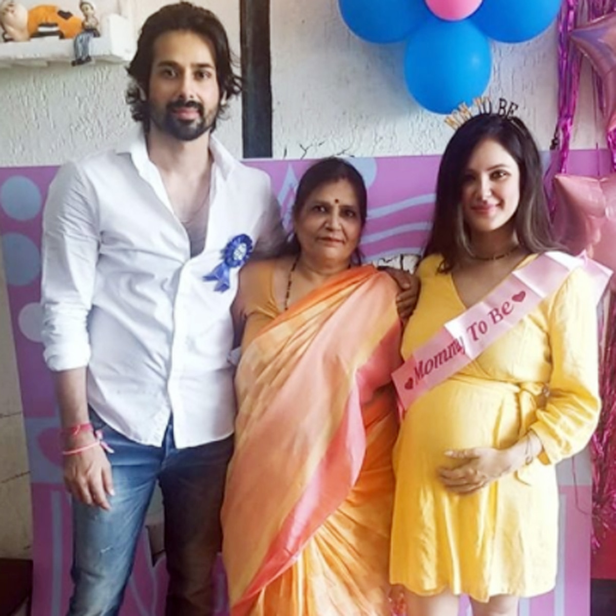 पूजा अपनी सास और पति कुणाल के साथ