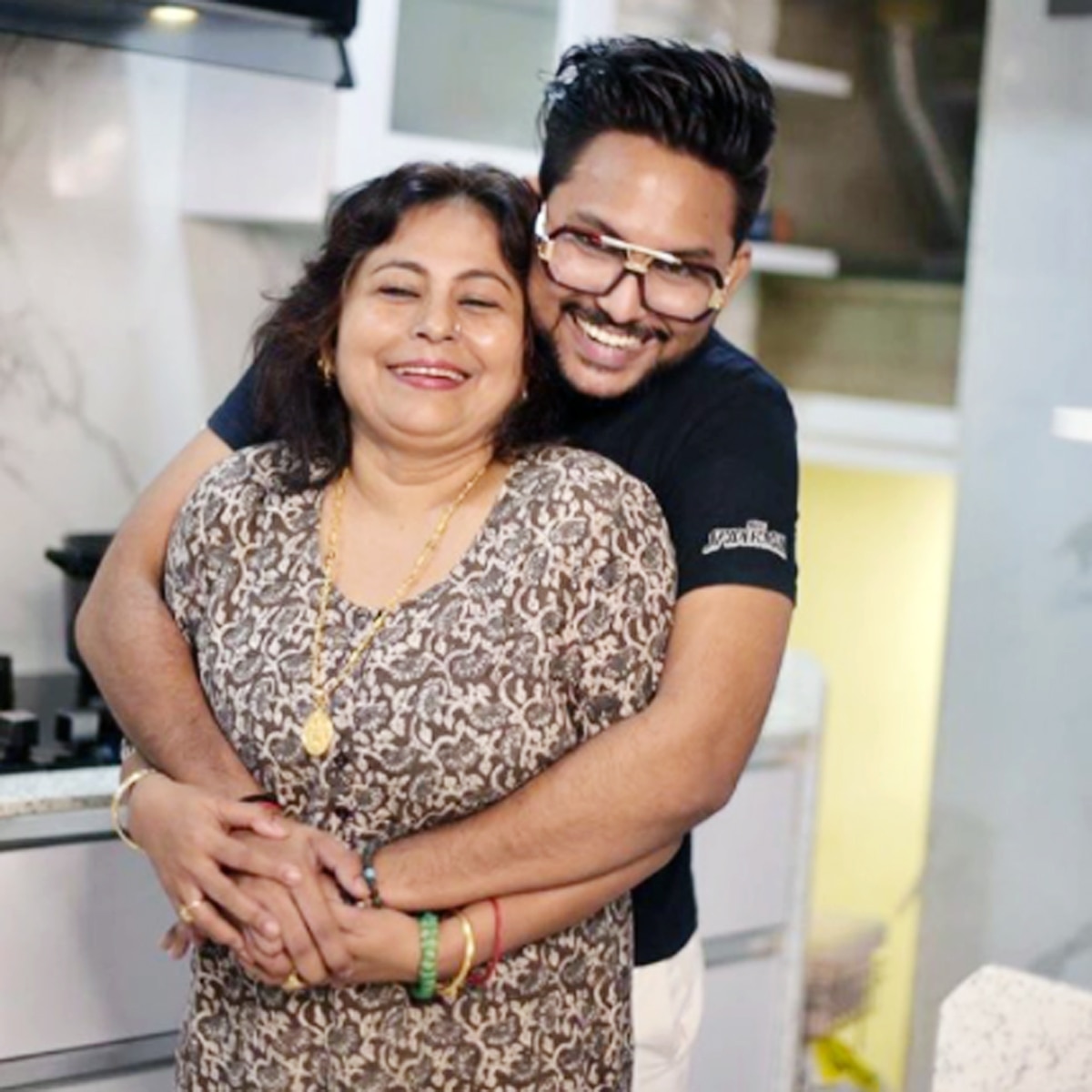 मां के साथ जान कुमार सानू