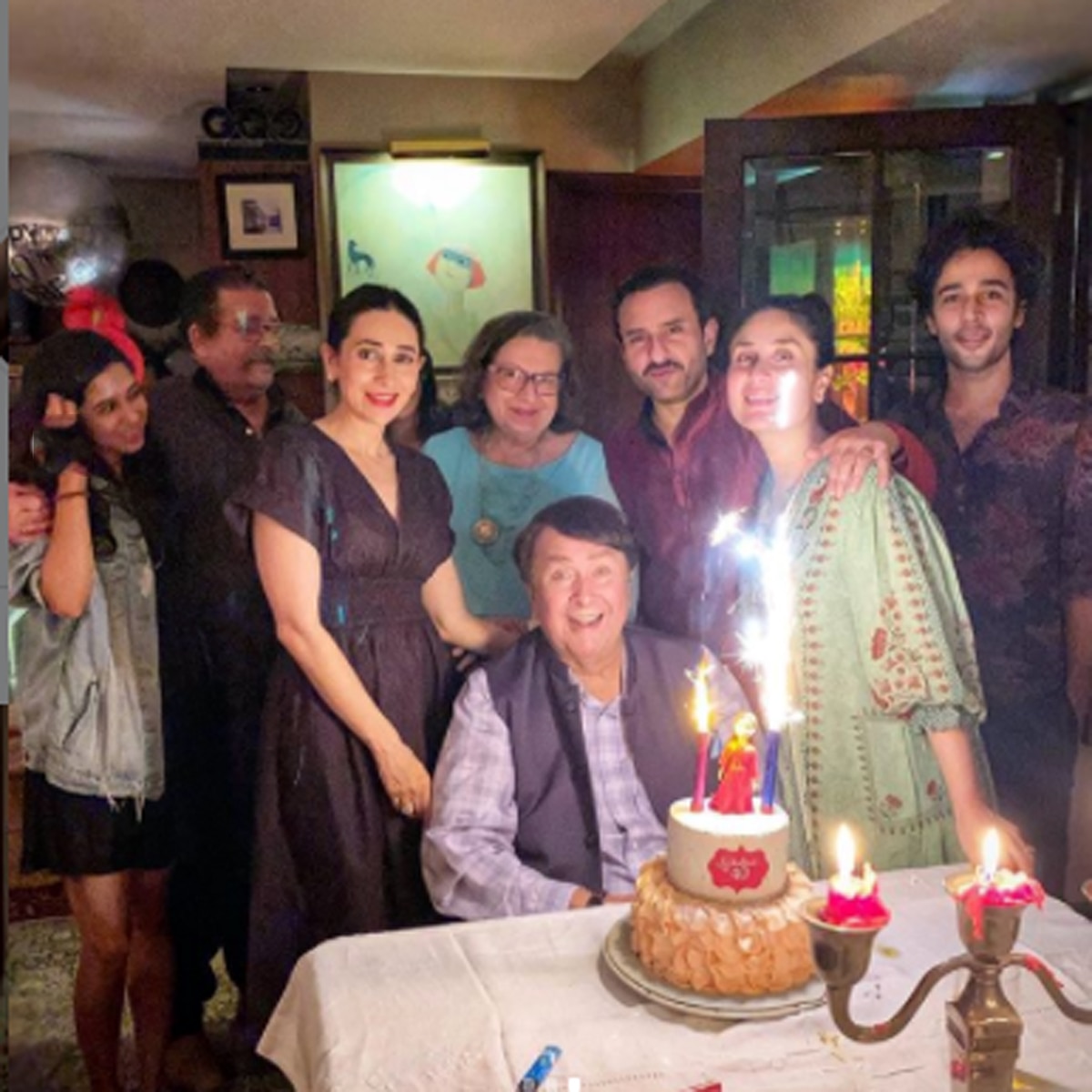 करीना कपूर खान अपनी फैमिली के साथ