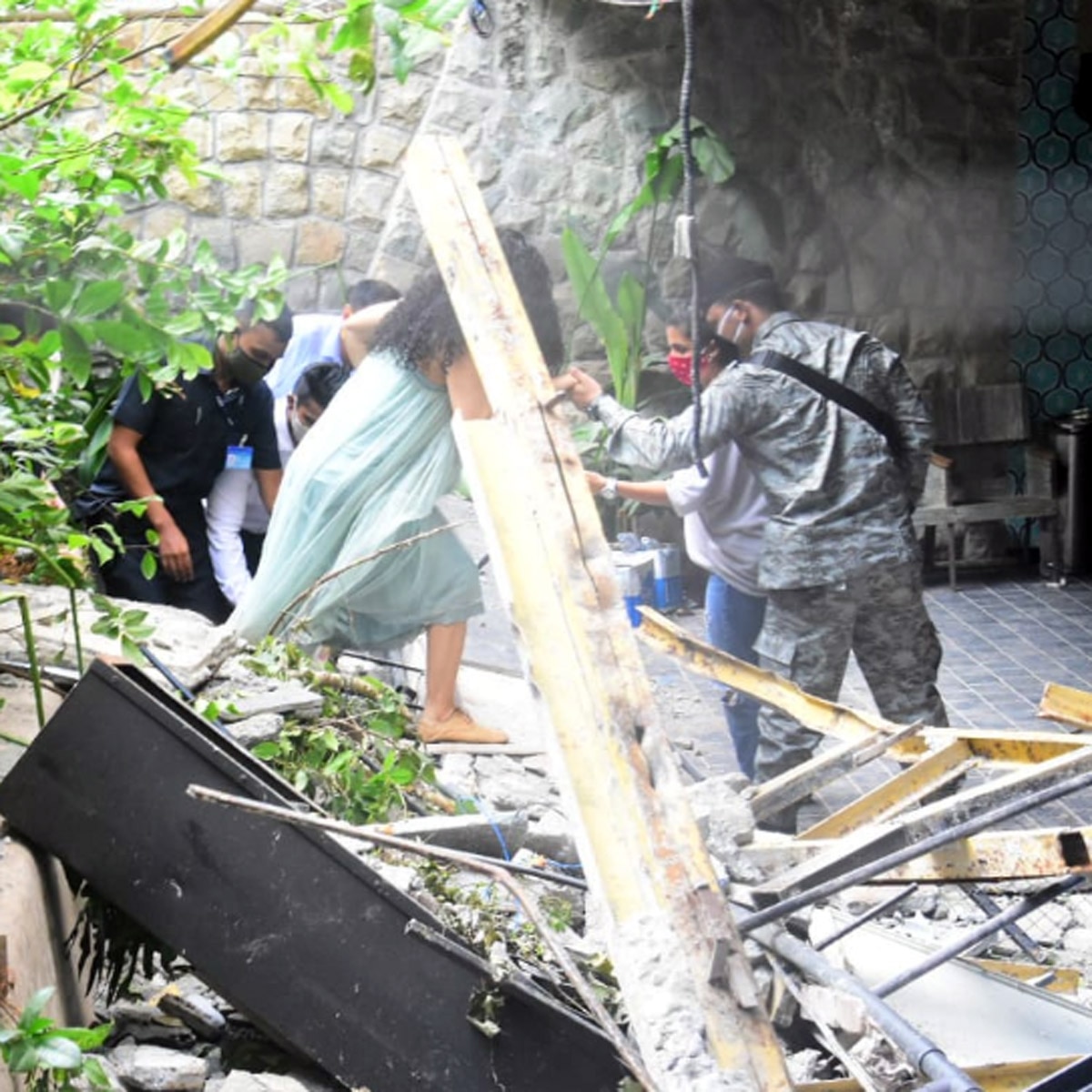 अपने टूट चुके दफ्तर का मुआयना करने पहुंचीं कंगना रनौत