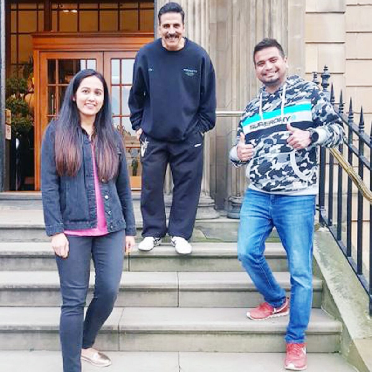 अक्षय कुमार अपने फैन्स के साथ