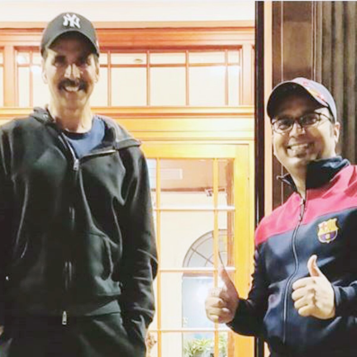 अक्षय कुमार अपने फैन्स के साथ