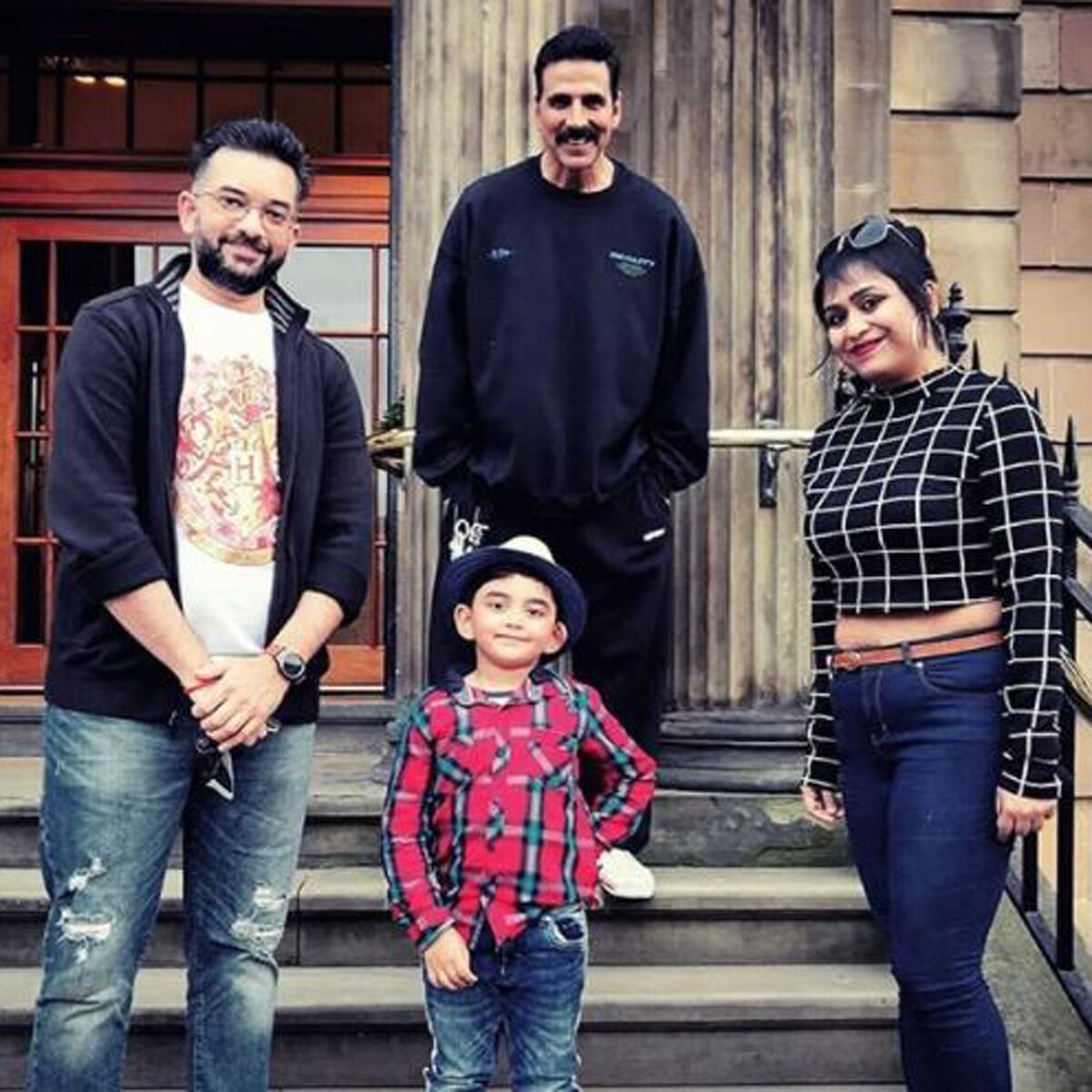 अक्षय कुमार अपने फैन्स के साथ