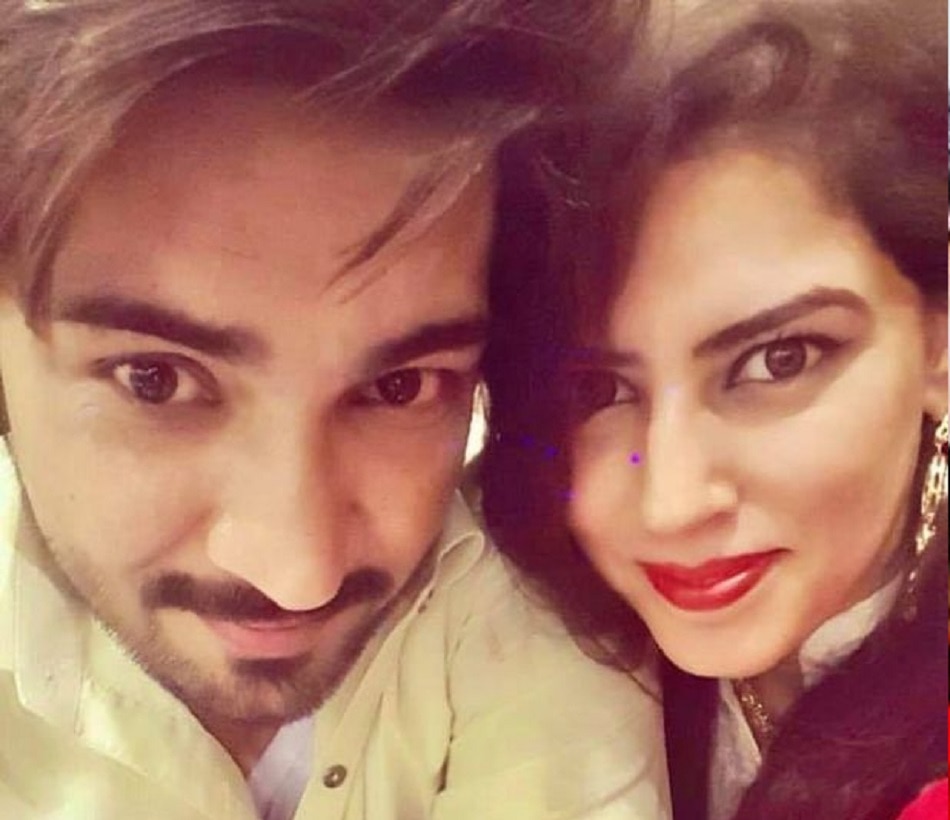 घर के बाहर लोगों का जमावड़ा