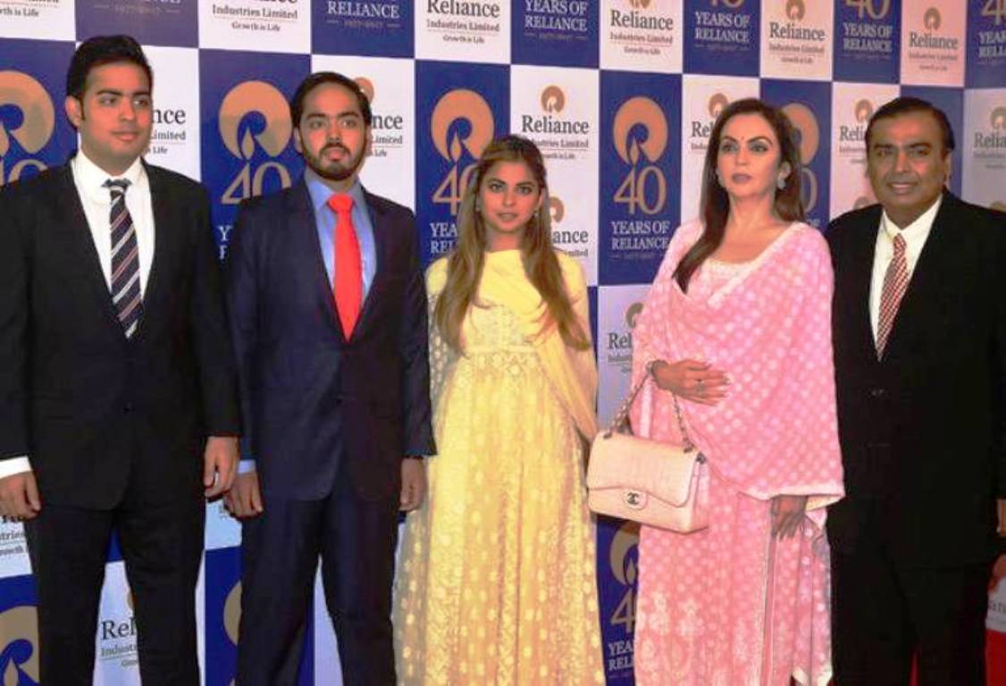 परिवार के साथ ईशा 