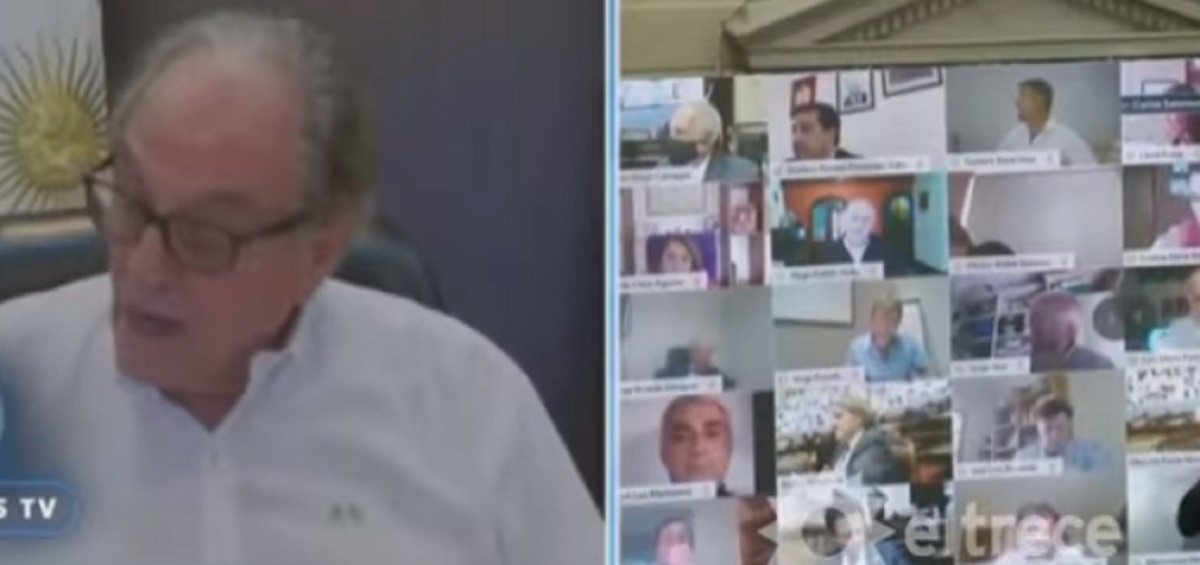 लाइव संसद सत्र में सांसद ने चूमा प्रेमिका का प्राइवेट पार्ट