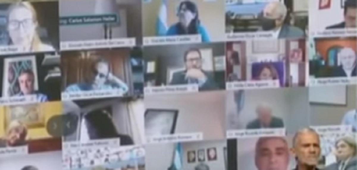 लाइव संसद सत्र में सांसद ने चूमा प्रेमिका का प्राइवेट पार्ट