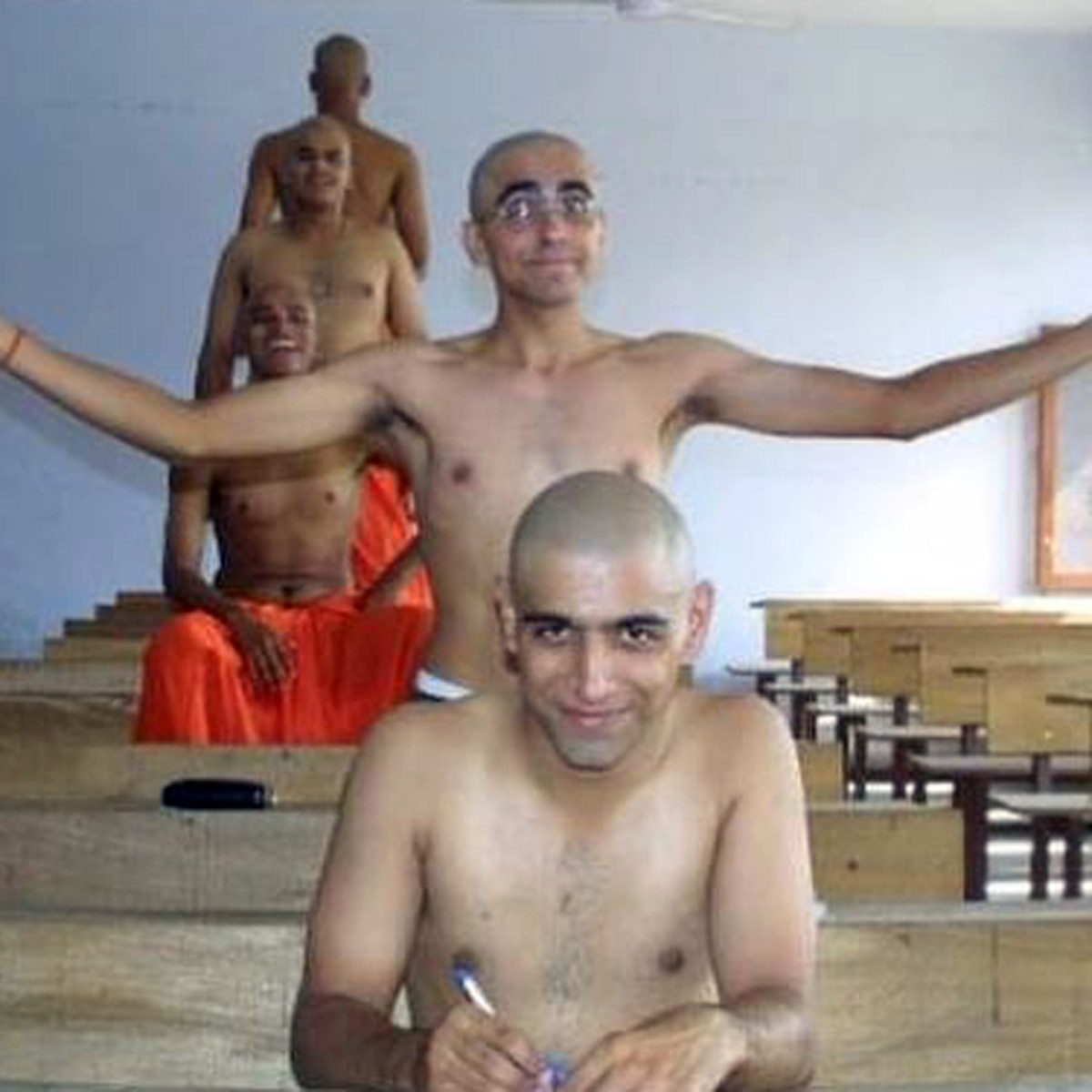 आयुष्मान खुराना दोस्तों के साथ 