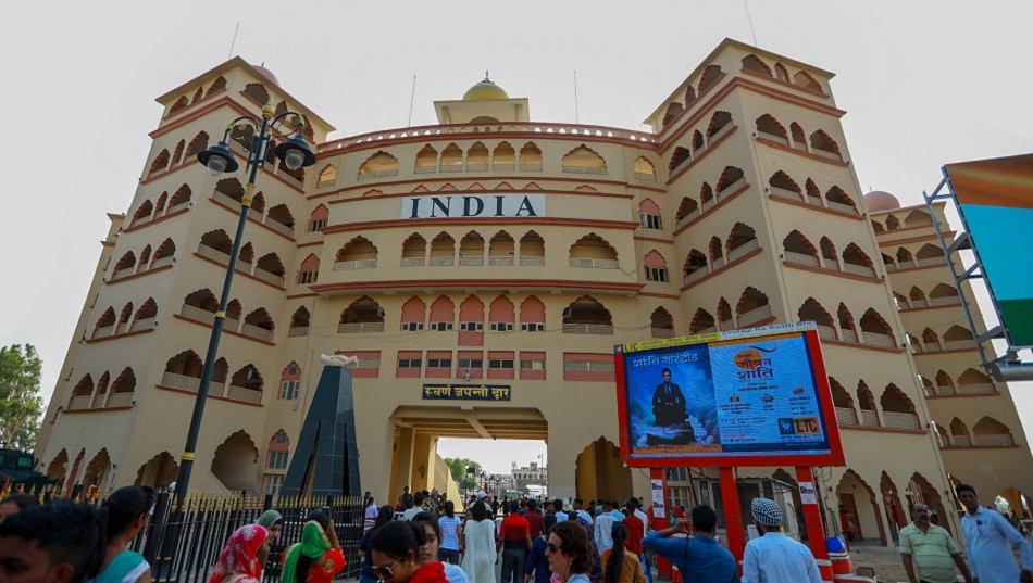 बरसों से सिपाहियों के साथ तैनात