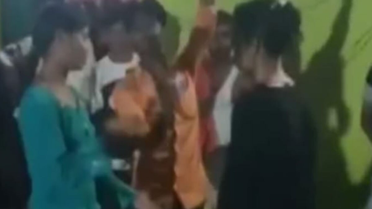 तमंचा लेकर डांस करता युवक (फोटो आजतक)