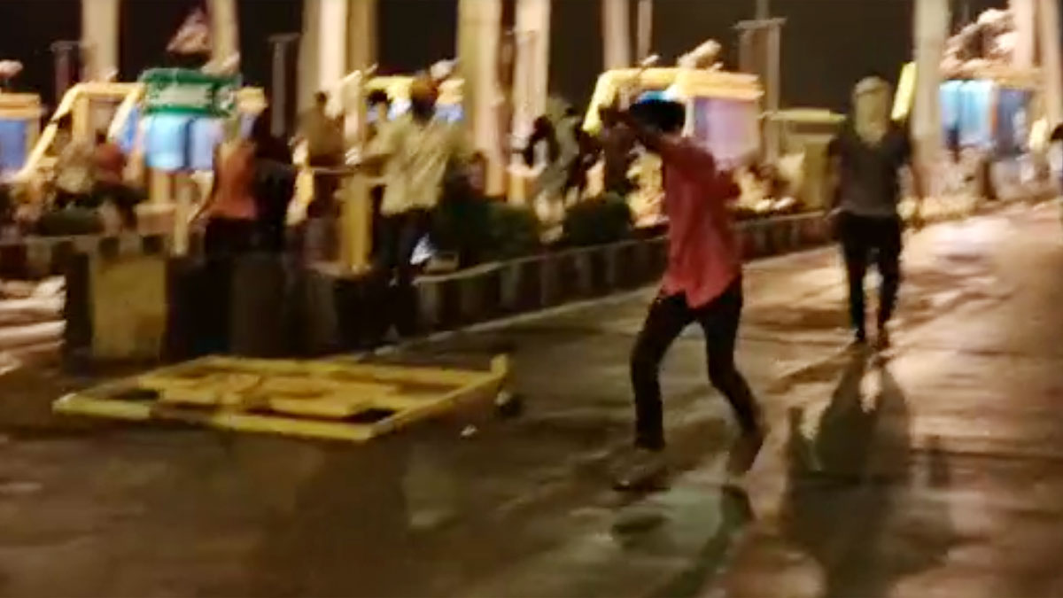 इंदौर-अहमदाबाद टोल बूथ पर हुई तोड़- फोड़ (फोटो आजतक)