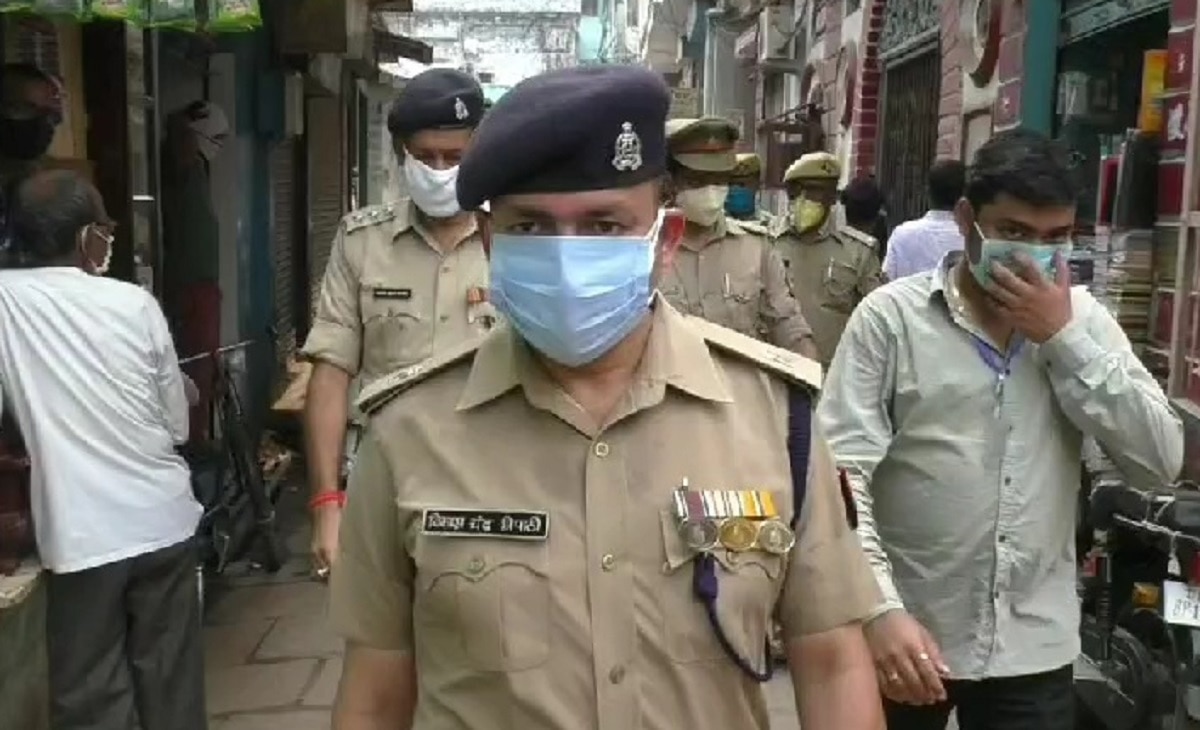 वाराणसी सर्राफा मंडी में पुलिस की चेकिंग