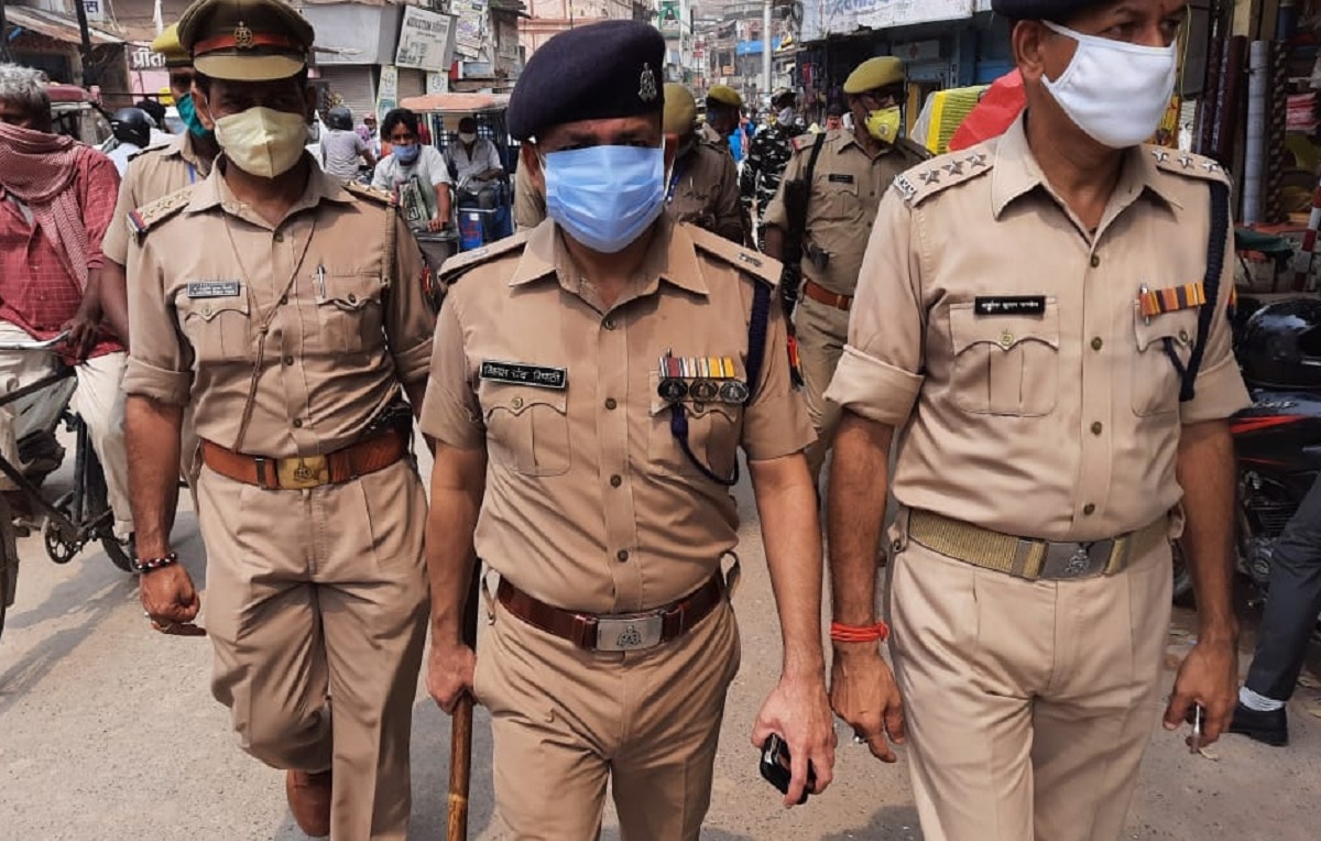 वाराणसी सर्राफा मंडी में पुलिस की चेकिंग