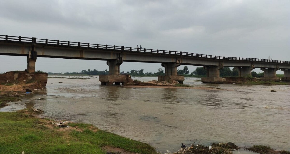 सात करोड़ की लागत से बने धौरी पुल का पाया धंसा