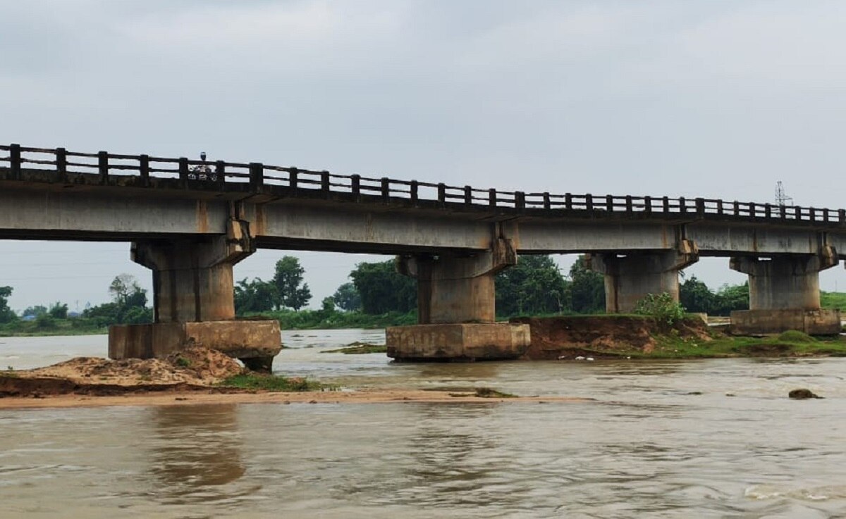 सात करोड़ की लागत से बने धौरी पुल का पाया धंसा
