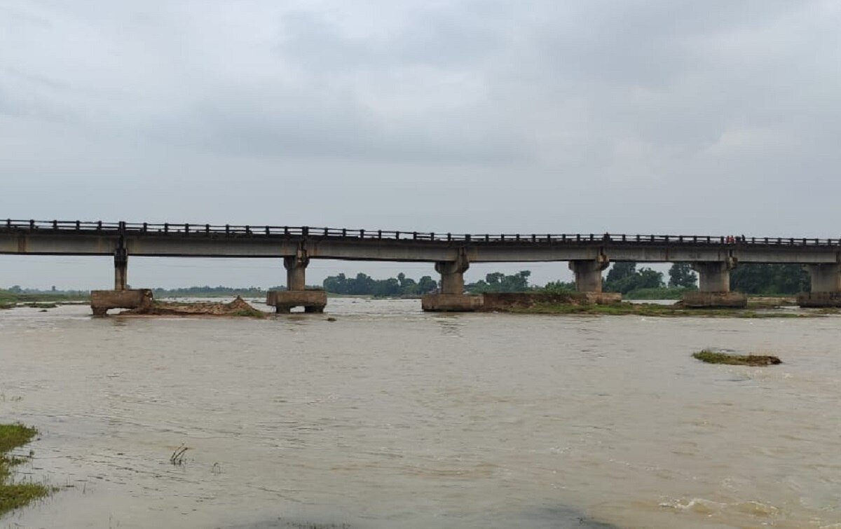 सात करोड़ की लागत से बने धौरी पुल का पाया धंसा