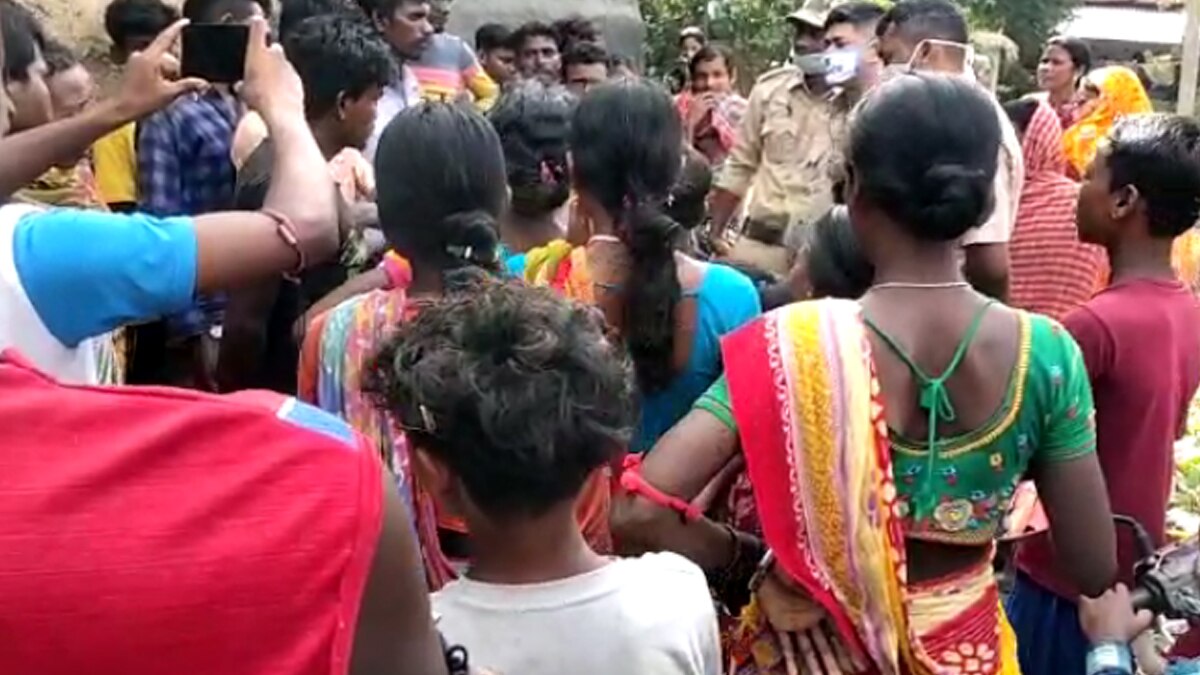 डायन बताकर महिला को गांव से निकाल रहे थे लोग.