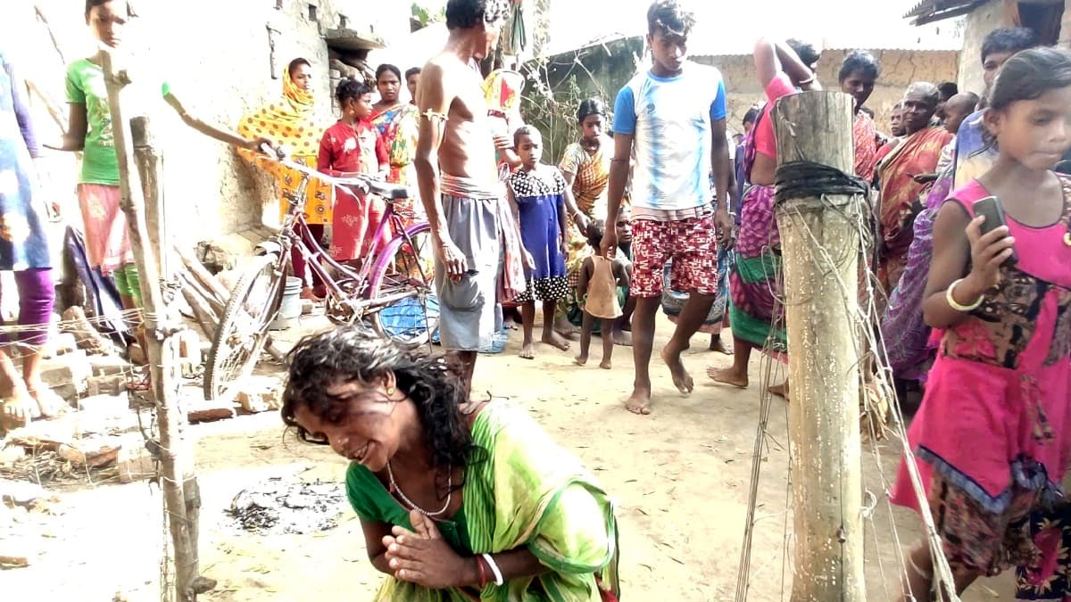 डायन बताकर महिला को गांव से निकाल रहे थे लोग.