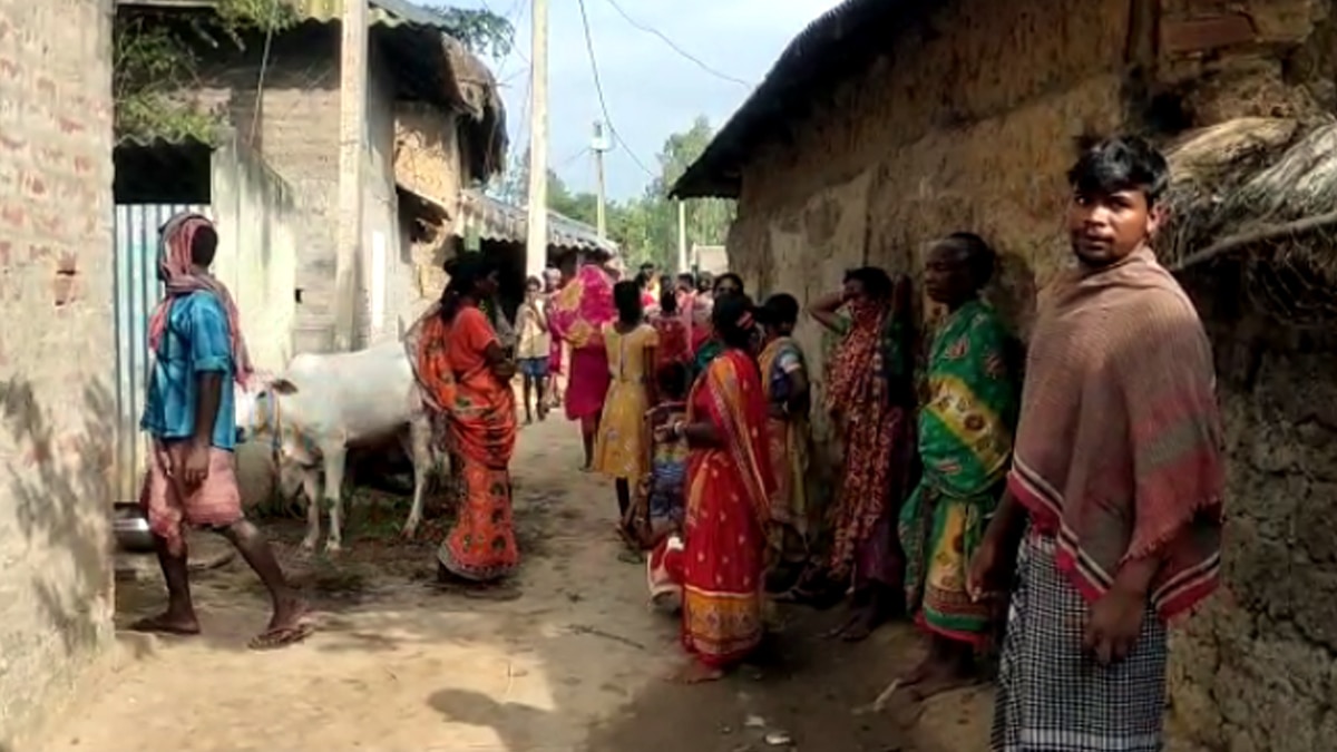 डायन बताकर महिला को गांव से निकाल रहे थे लोग.
