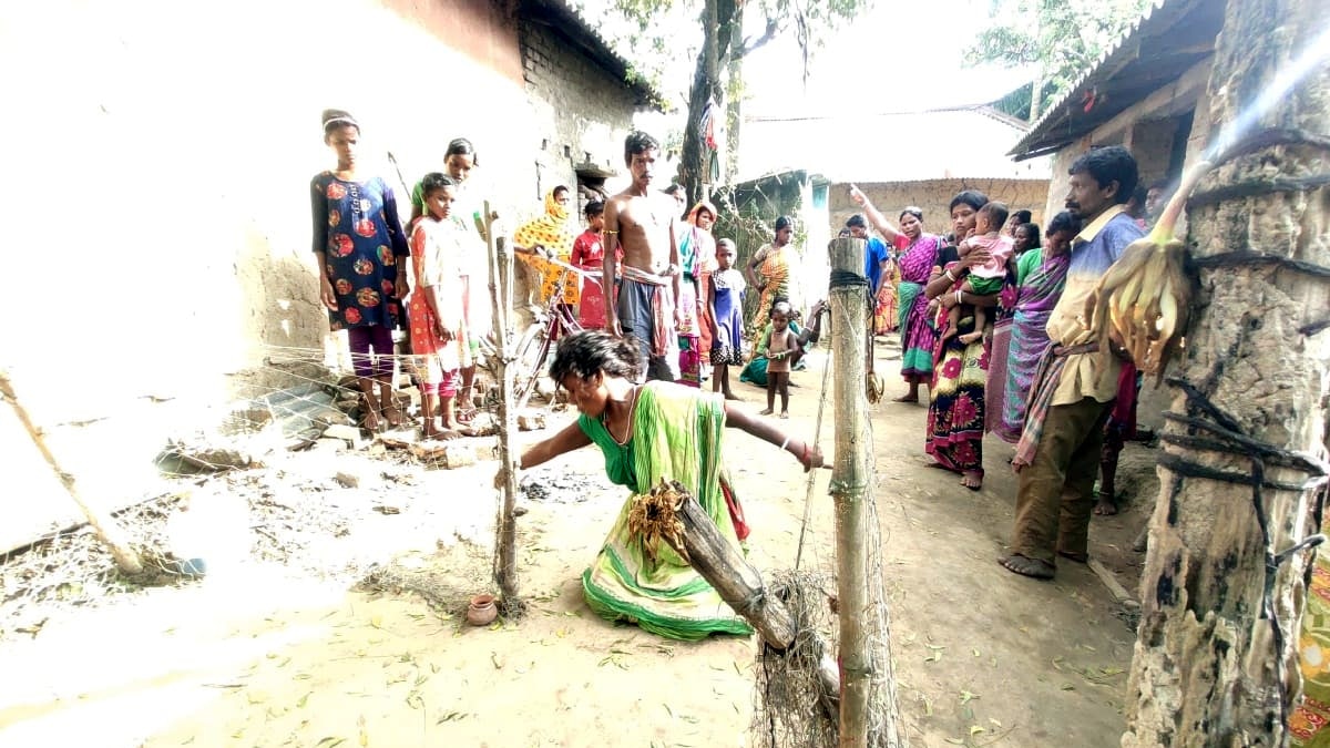 डायन बताकर महिला को गांव से निकाल रहे थे लोग.
