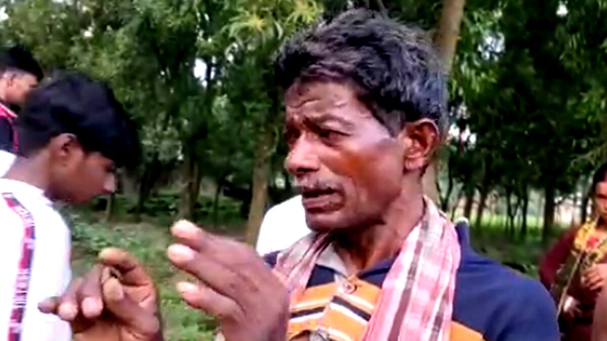 डायन बताकर महिला को गांव से निकाल रहे थे लोग.