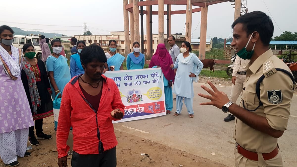 शराब के ठेके पर शरबत पिलाती ब्लू गैंग.