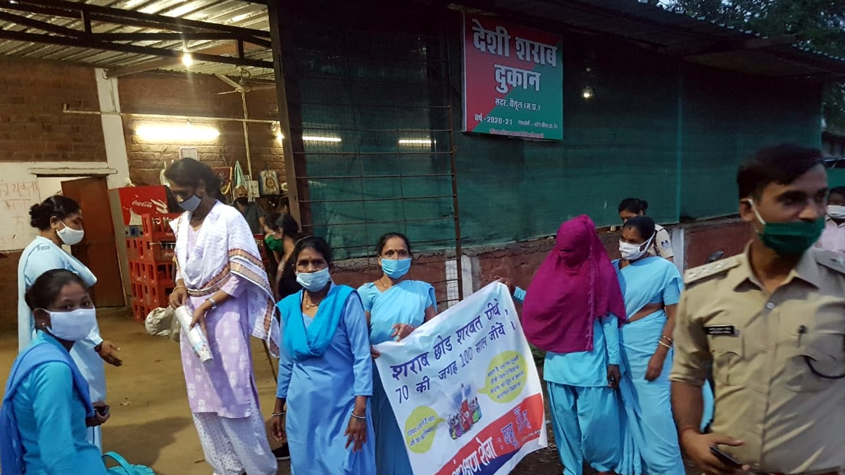 शराब के ठेके पर शरबत पिलाती ब्लू गैंग.