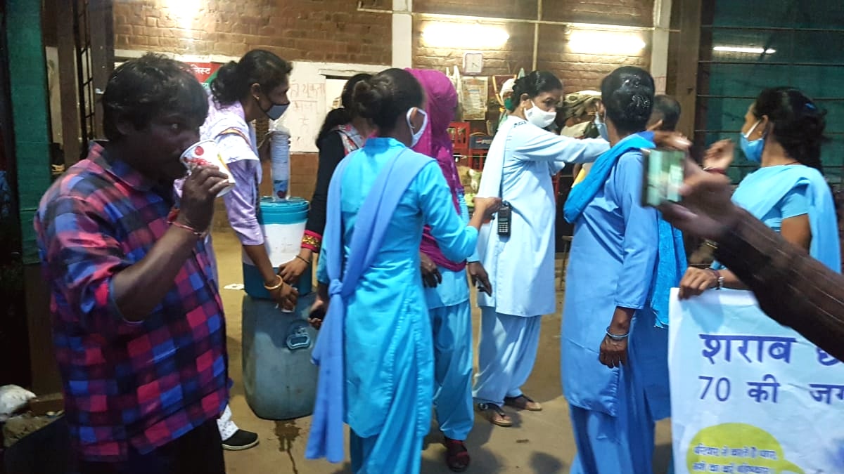 शराब के ठेके पर शरबत पिलाती ब्लू गैंग.