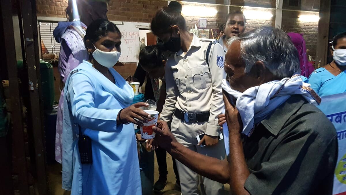 शराब के ठेके पर शरबत पिलाती ब्लू गैंग.