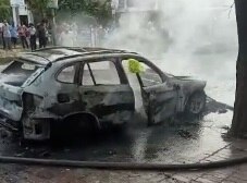 लखनऊ: रोड पर भाग रही BMW अचानक बनी आग का गोला.