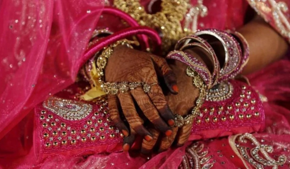 मारपीट करता था पति तो छोड़कर मायके चली आई युवती, अपनी सहेली से कर ली शादी. मारपीट करता था पति तो छोड़कर मायके चली आई युवती, अपनी सहेली से कर ली शादी.
