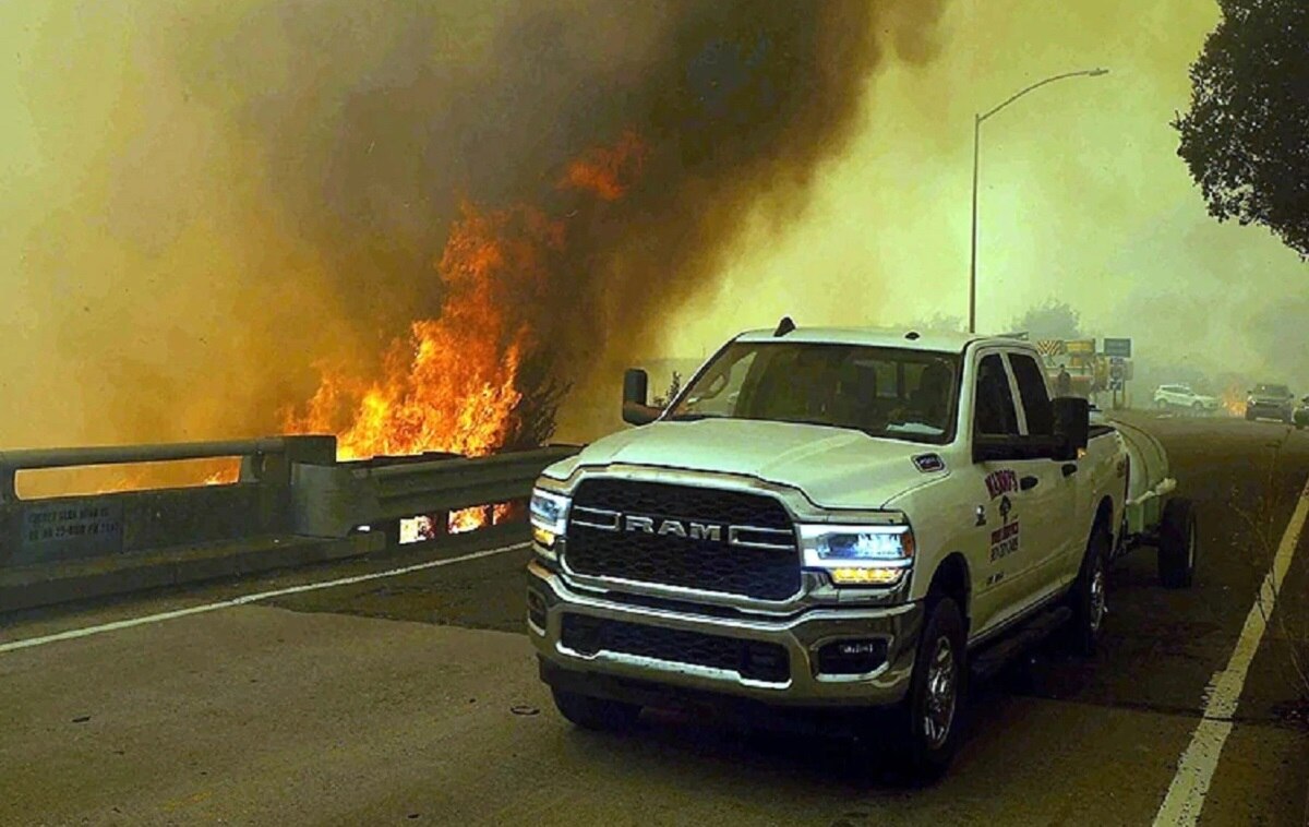 नहीं खत्म हो रही कैलिफोर्निया जंगलों की आग