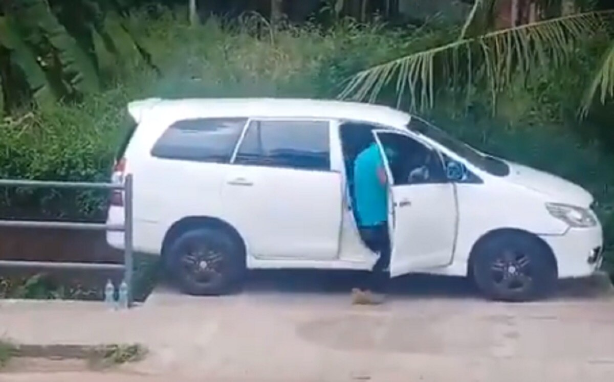 ड्राइवर ने छोटी सी जगह में पार्क कर दी बड़ी कार