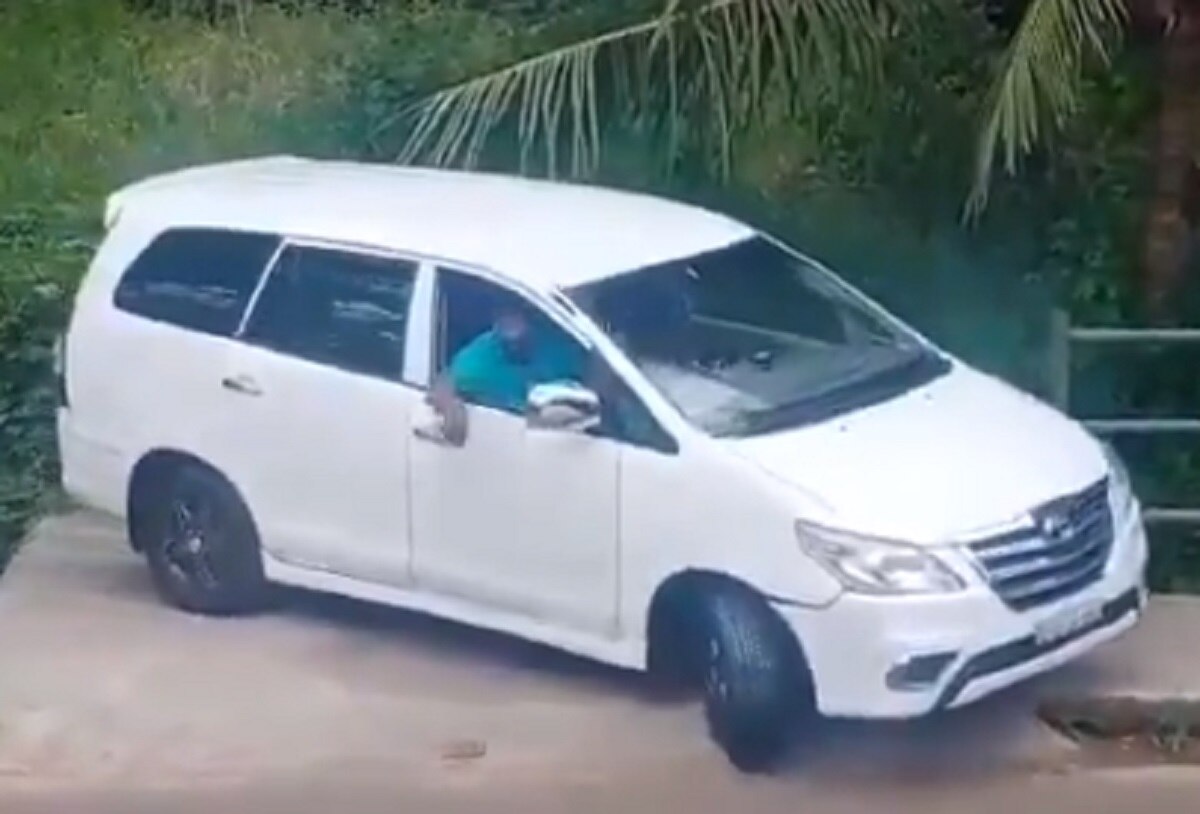 ड्राइवर ने छोटी सी जगह में पार्क कर दी बड़ी कार