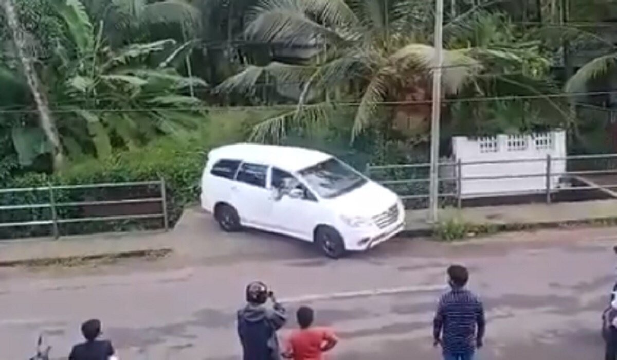 ड्राइवर ने छोटी सी जगह में पार्क कर दी बड़ी कार