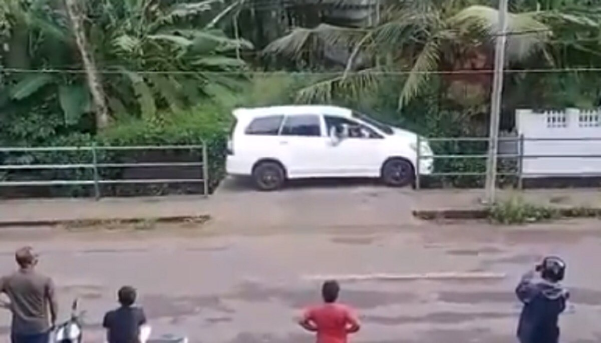 ड्राइवर ने छोटी सी जगह में पार्क कर दी बड़ी कार