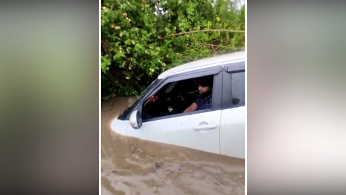 तेज बहाव में फंसी कार.