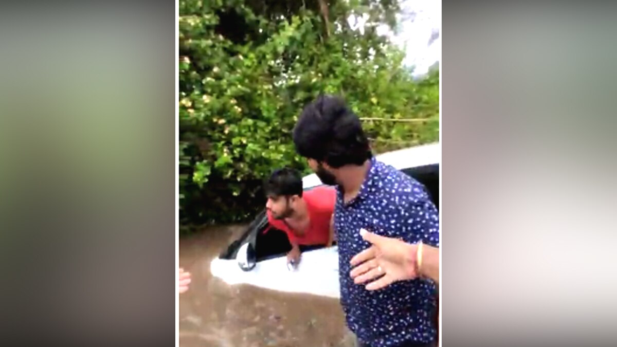 तेज बहाव में फंसी कार.