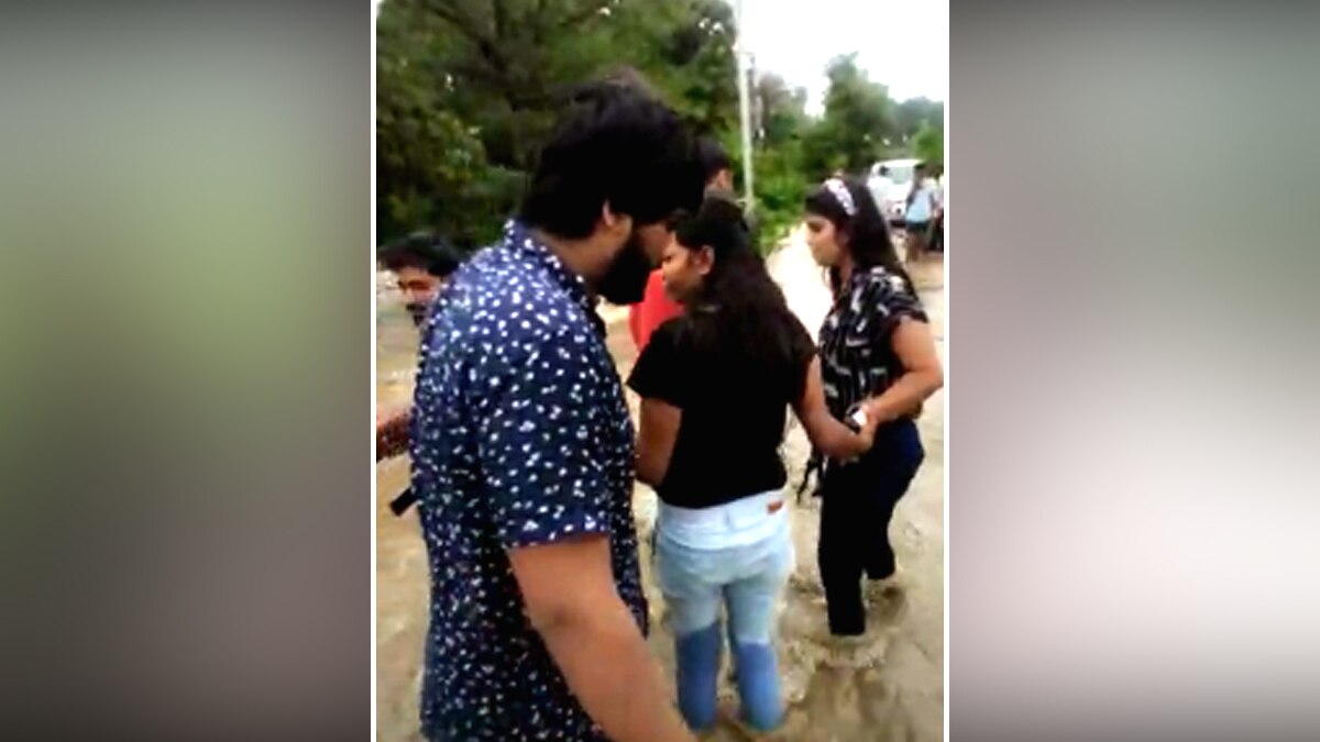 तेज बहाव में फंसी कार.